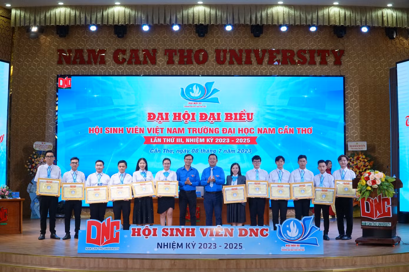 Minh Nhựt cùng các bạn sinh viên nhận Bằng khen Hội Sinh viên TP. Cần Thơ vì có thành tích xuất sắc trong nhiệm kỳ 2020 - 2023.