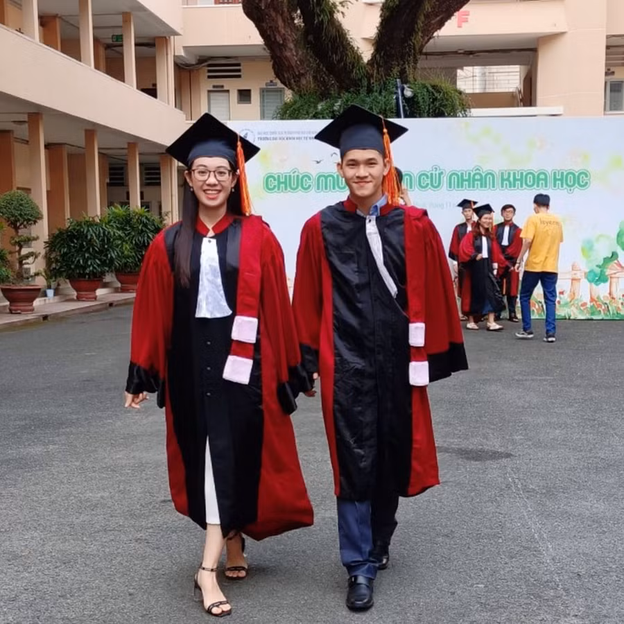 Người bạn gái cùng ngành Toán học đồng hành cùng Khang từ năm thứ nhất. Người bạn gái cùng ngành Toán học đồng hành cùng Khang từ năm thứ nhất.