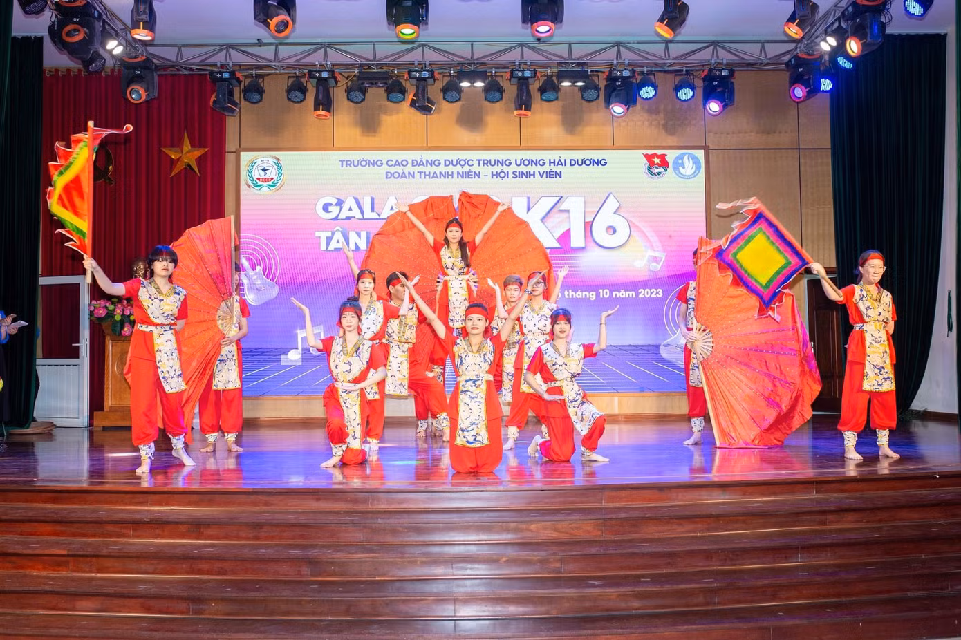 Hằng tích cực tham gia các hoạt động phong trào Đoàn - Hội tại trường.