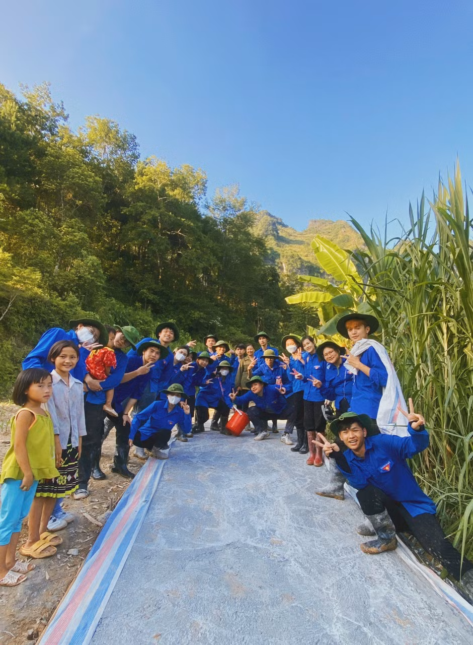 Duy Luận tham gia rồi đi đường, đổ đường cho bà con tại tỉnh Cao Bằng. Duy Luận tham gia rồi đi đường, đổ đường cho bà con tại tỉnh Cao Bằng.