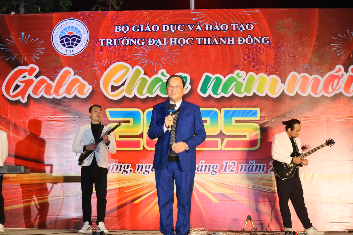 PGS, TS. Lê Văn Hùng gửi lời chào mừng năm mới, điểm lại những thành tựu đáng tự hào trong năm 2024 của Nhà trường.