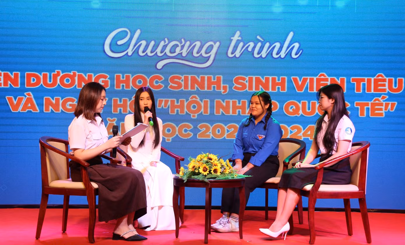 Yến Vi đại diện cho 46 Sinh viên 5 tốt cấp tỉnh đối thoại trong chương trình tuyên dương.