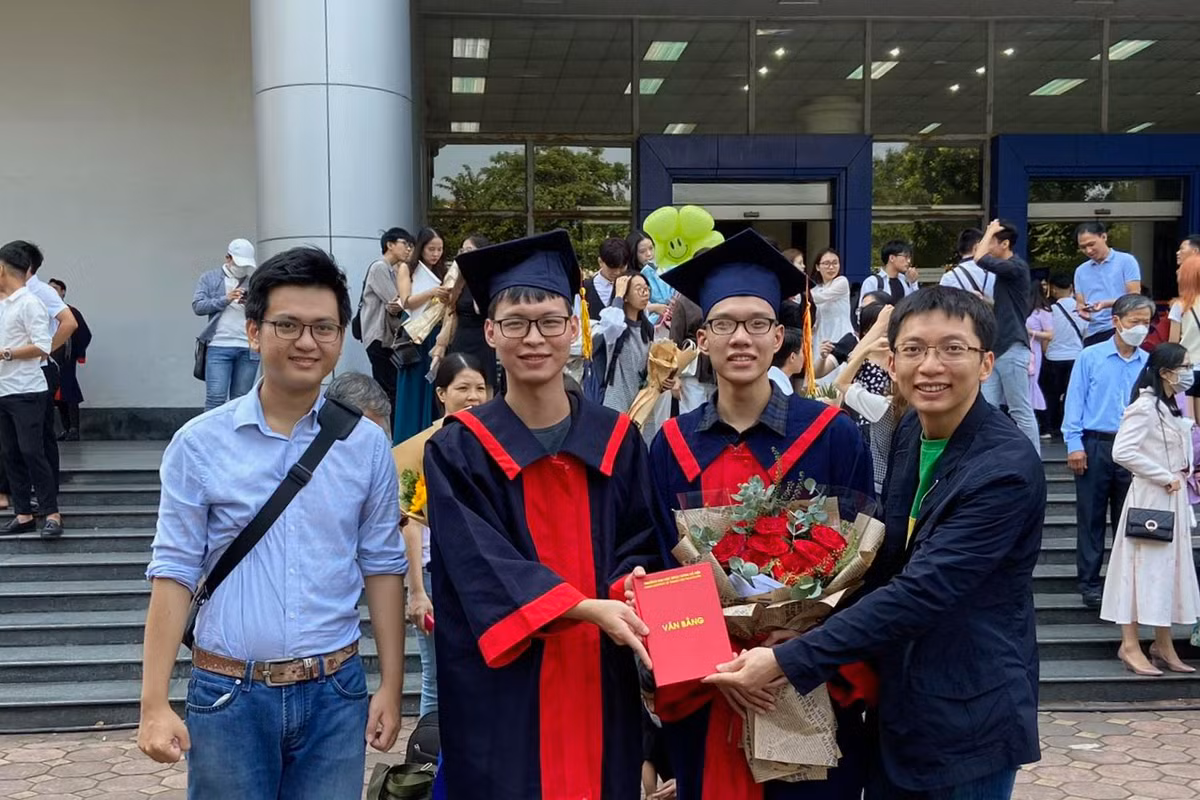 Tiến sĩ Nguyễn Việt Anh (ngoài cùng bên phải) và Ngọc (thứ 3 từ phải sang). Tiến sĩ Nguyễn Việt Anh (ngoài cùng bên phải) và Ngọc (thứ 3 từ phải sang).