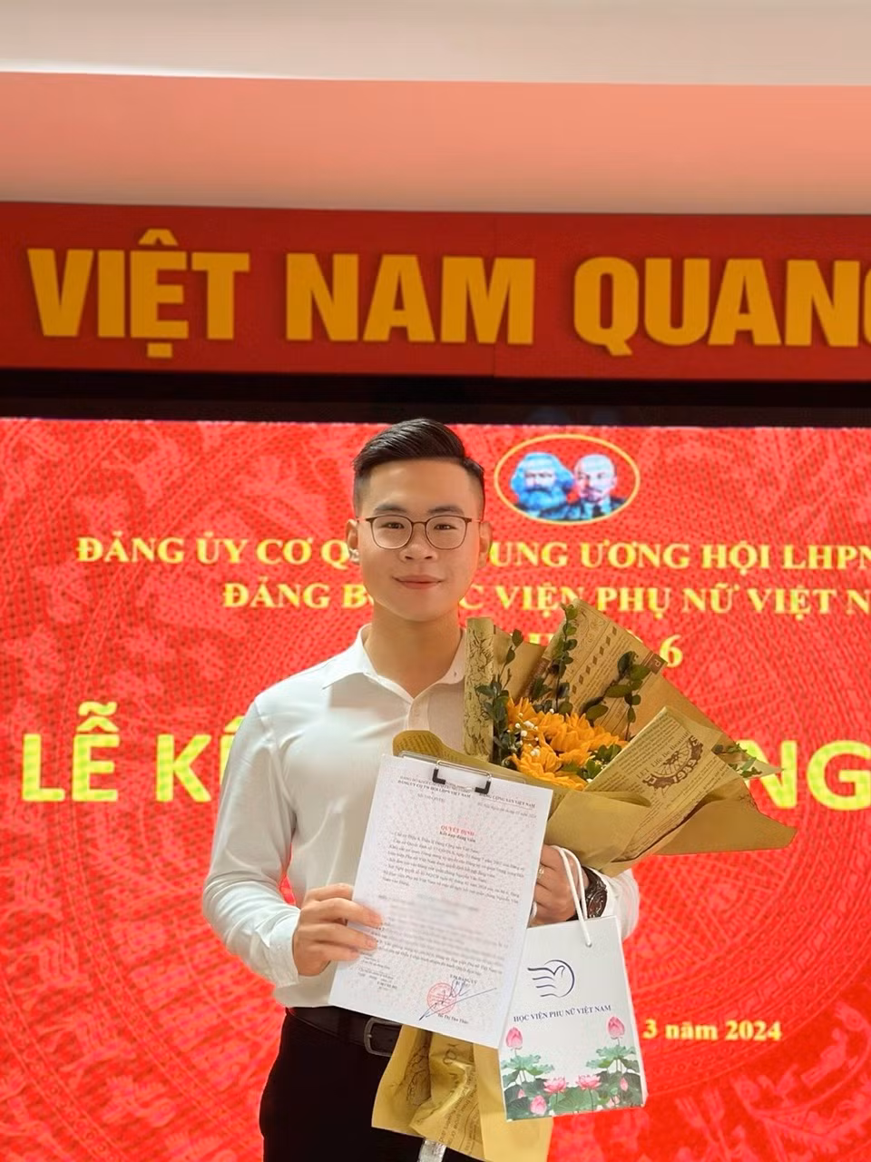 Nam vinh dự khi được kết nạp và đứng trong hàng ngũ Đảng Cộng sản Việt Nam.