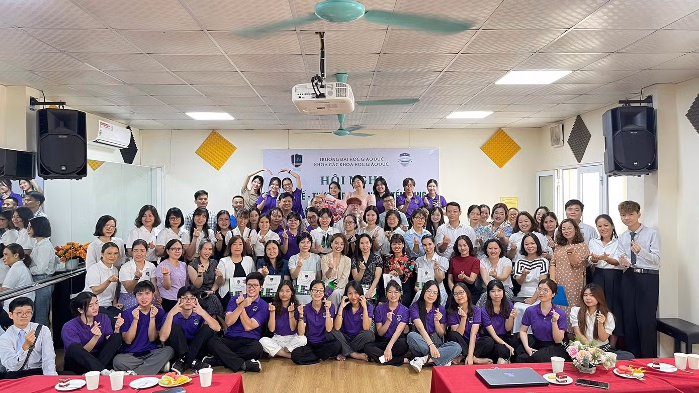 Thu Hà cùng thầy cô trong Khoa và các nhà tuyển dụng.