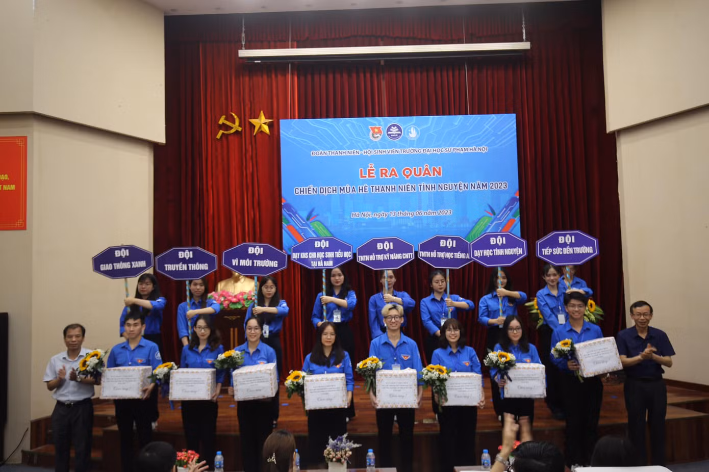 Tuyết Mai (thứ 3 từ phải sang, hàng dưới) cùng các thầy trong Ban Giám hiệu trường và đại diện các đội ra quân Mùa hè xanh Trường Đại học Sư phạm Hà Nội. Tuyết Mai (thứ 3 từ phải sang, hàng dưới) cùng các thầy trong Ban Giám hiệu trường và đại diện các đội ra quân Mùa hè xanh Trường Đại học Sư phạm Hà Nội.