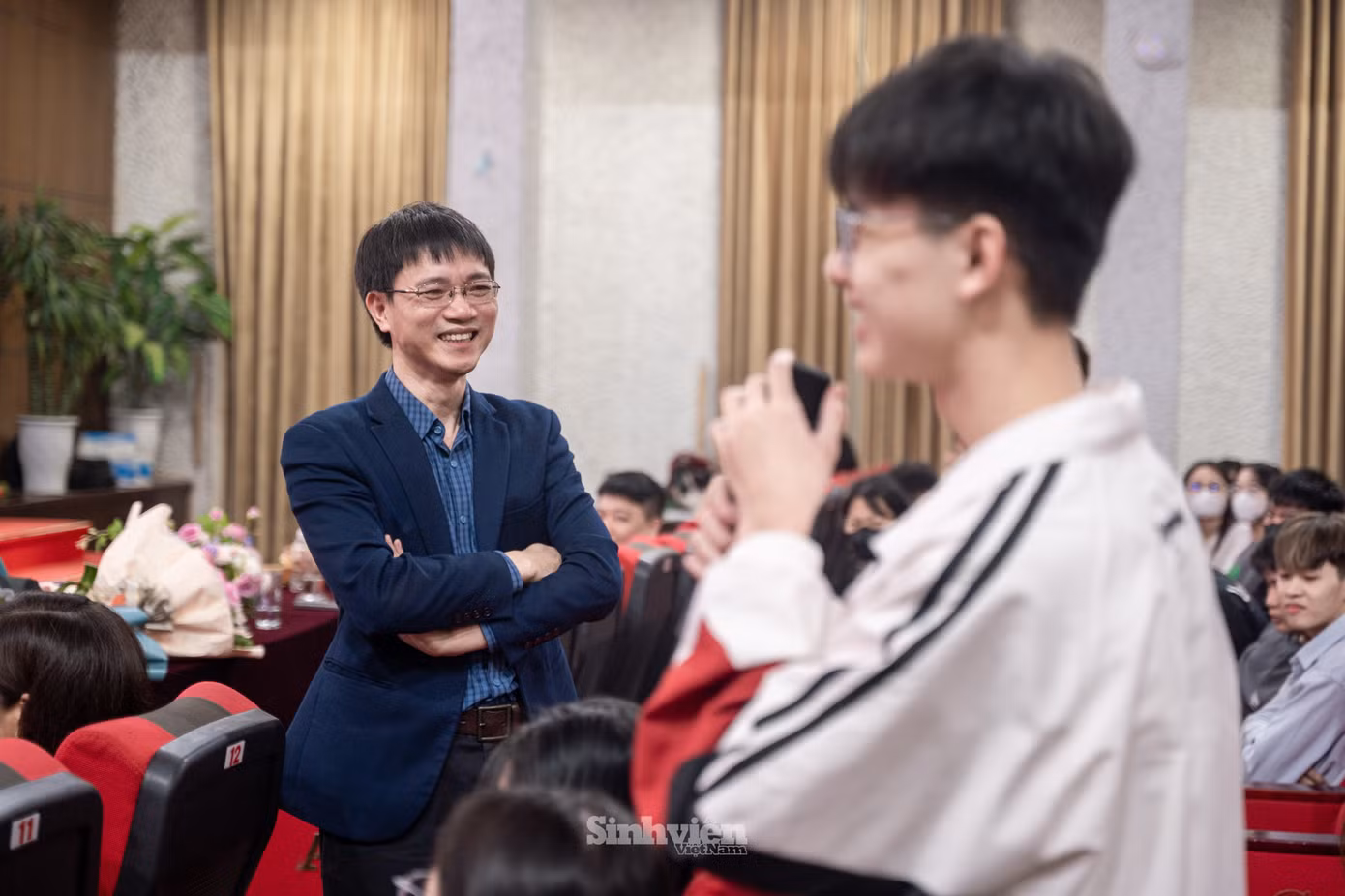 Nhà báo Nguyễn Tuấn Anh giao lưu cùng tân sinh viên Trường Đại học Thương mại.