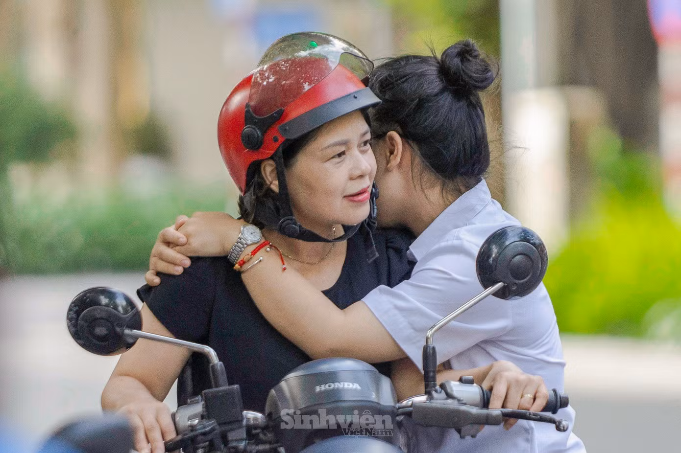 Những chiếc ôm động viên trước giờ thi.