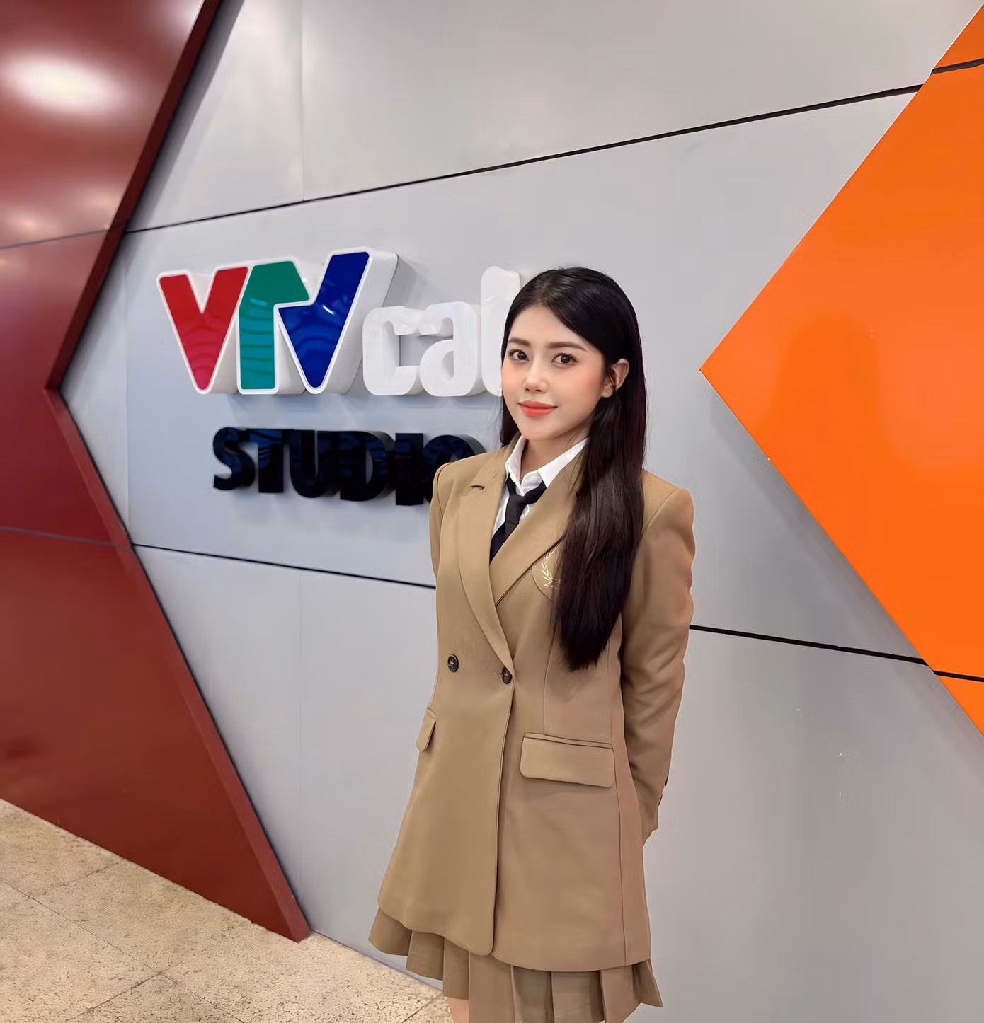 Vũ Hà Anh Thư sở hữu vẻ ngoài xinh đẹp, duyên dáng, được biết đến là nữ MC tài năng của Đài Truyền hình Việt Nam.