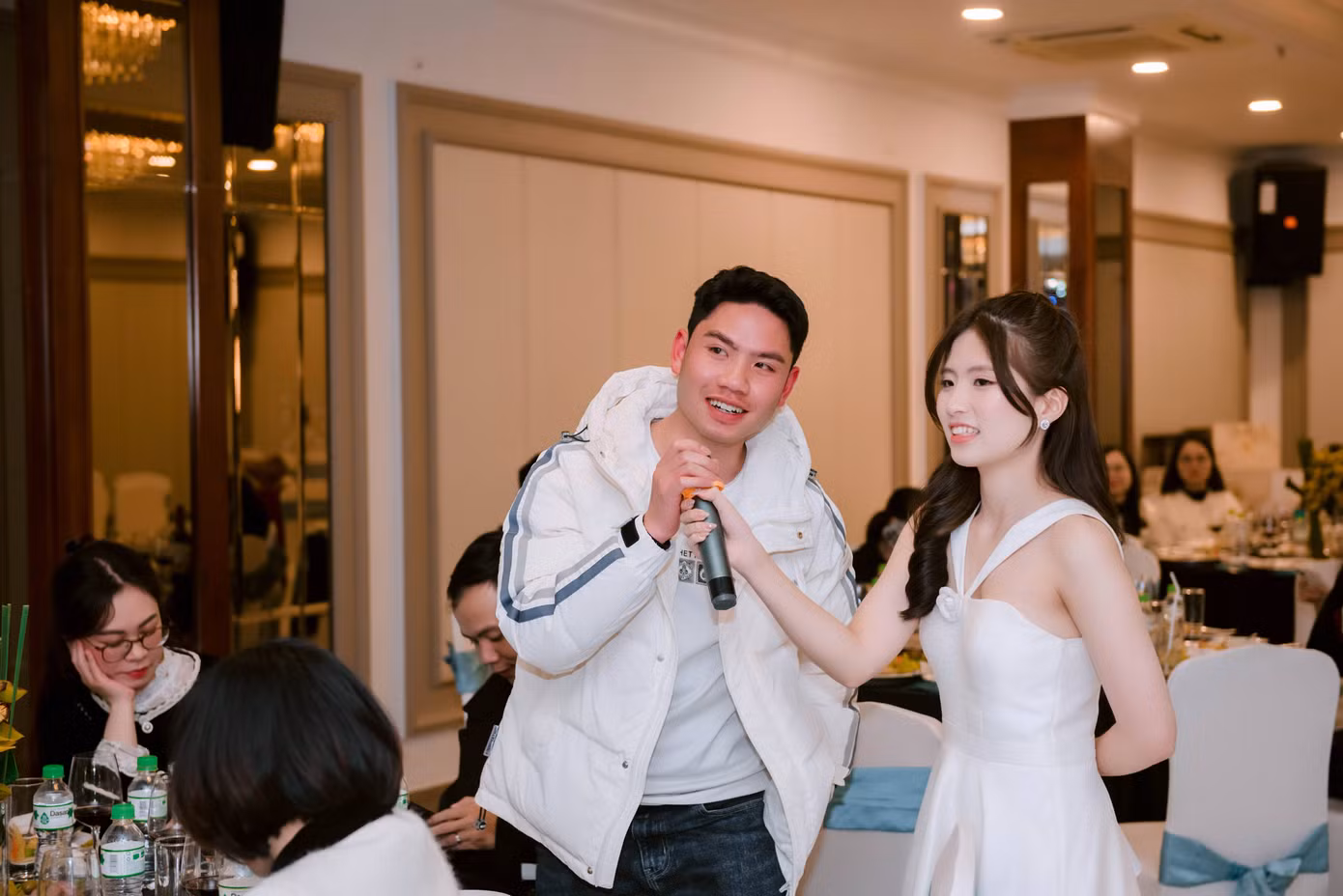 Nữ sinh kết nối tương tác với khán giả trong quá trình dẫn.