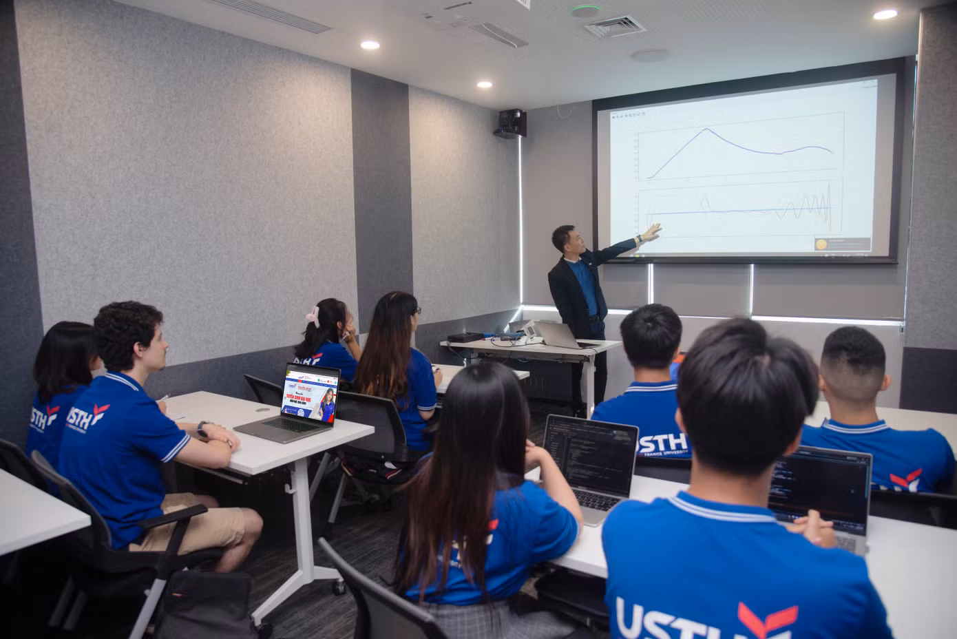 Một giờ học của sinh viên ngành Công nghệ Thông tin - Truyền thông (ICT) Trường Đại học Khoa học và Công nghệ Hà Nội (USTH). (Ảnh: USTH)