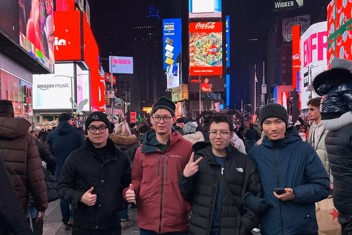 Ngọc (thứ 2 từ trái sang) và các bạn đón năm mới 2024 ở Quảng trường Thời đại, thành phố New York. Ngọc (thứ 2 từ trái sang) và các bạn đón năm mới 2024 ở Quảng trường Thời đại, thành phố New York.