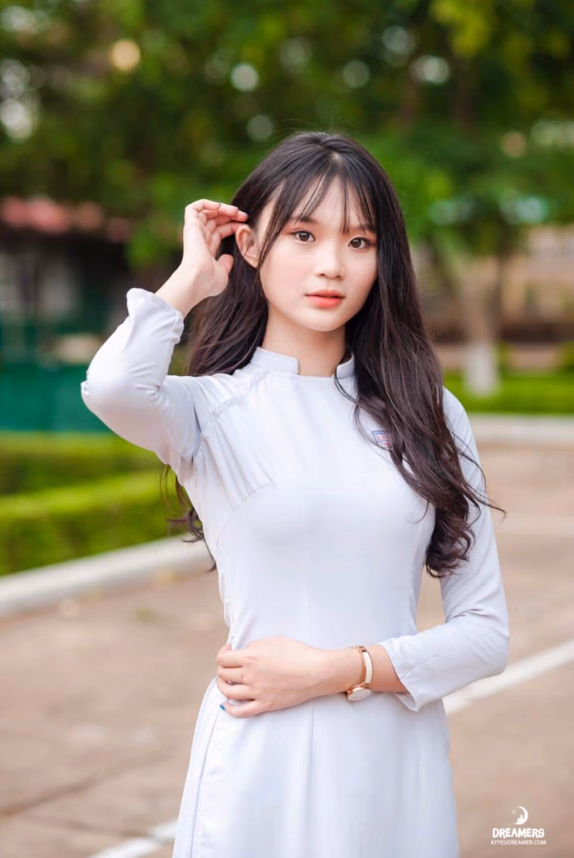 Hồng Vy thường xuyên tăng ca tại cơ quan để giảm bớt chi phí điện nước.