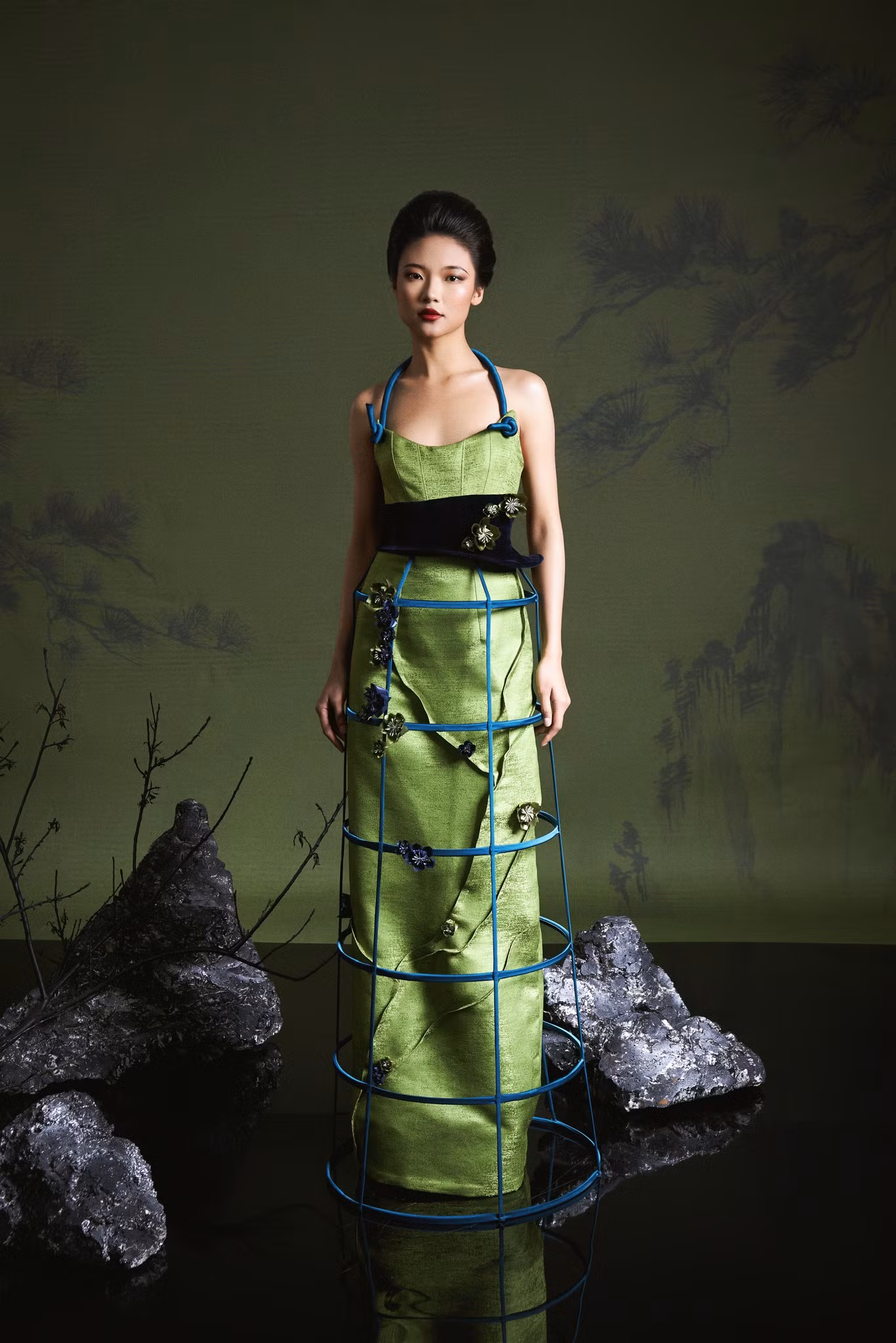 Bộ trang phục thứ tư mô phỏng hình ảnh dụng cụ pha trà qua phần corset. Bộ trang phục thứ tư mô phỏng hình ảnh dụng cụ pha trà qua phần corset.