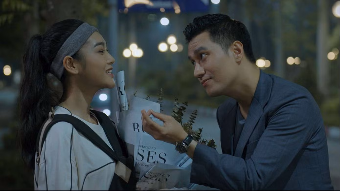 NSƯT Việt Anh vai Vinh trong phim là một chàng Giám đốc đẹp trai, cuốn hút, lịch lãm nhưng tâm cơ khó lường, sẵn sàng huỷ hoại, làm tổn thương người khác. NSƯT Việt Anh vai Vinh trong phim là một chàng Giám đốc đẹp trai, cuốn hút, lịch lãm nhưng tâm cơ khó lường, sẵn sàng huỷ hoại, làm tổn thương người khác.