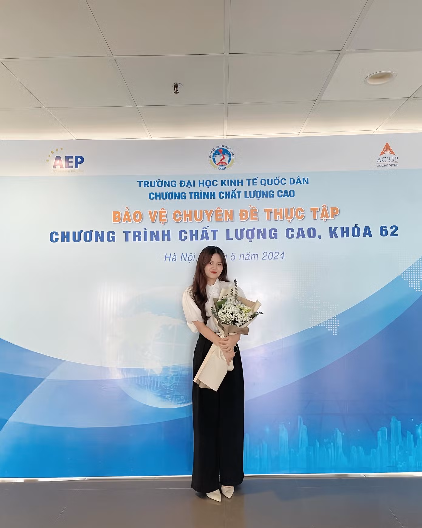 Phi Yến trong buổi bảo vệ Khoá luận tốt nghiệp.