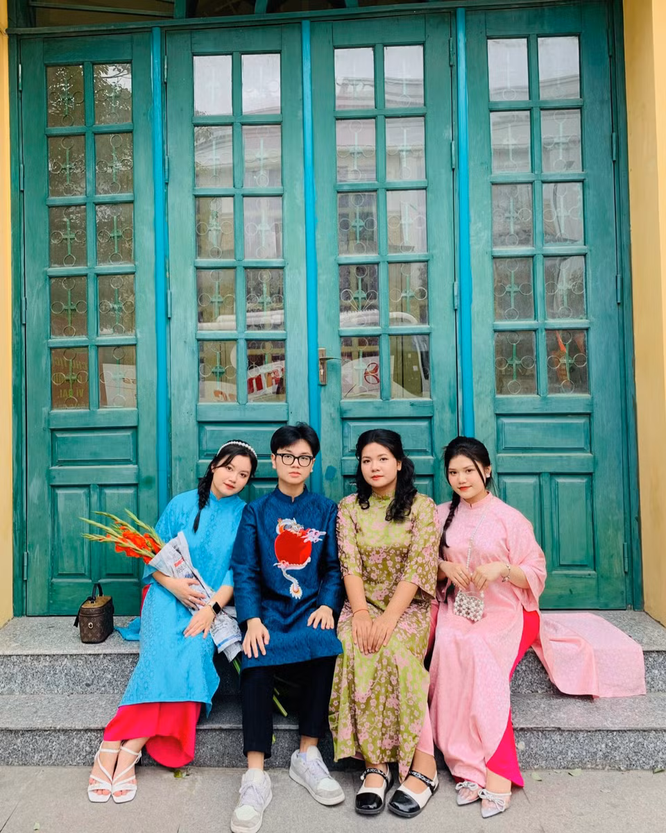 Nhóm bạn Xuân Thuỳ, Hoàng Anh, Mai Phương và Phương Mai tại Bưu điện Trung tâm. Nhóm bạn Xuân Thuỳ, Hoàng Anh, Mai Phương và Phương Mai tại Bưu điện Trung tâm.
