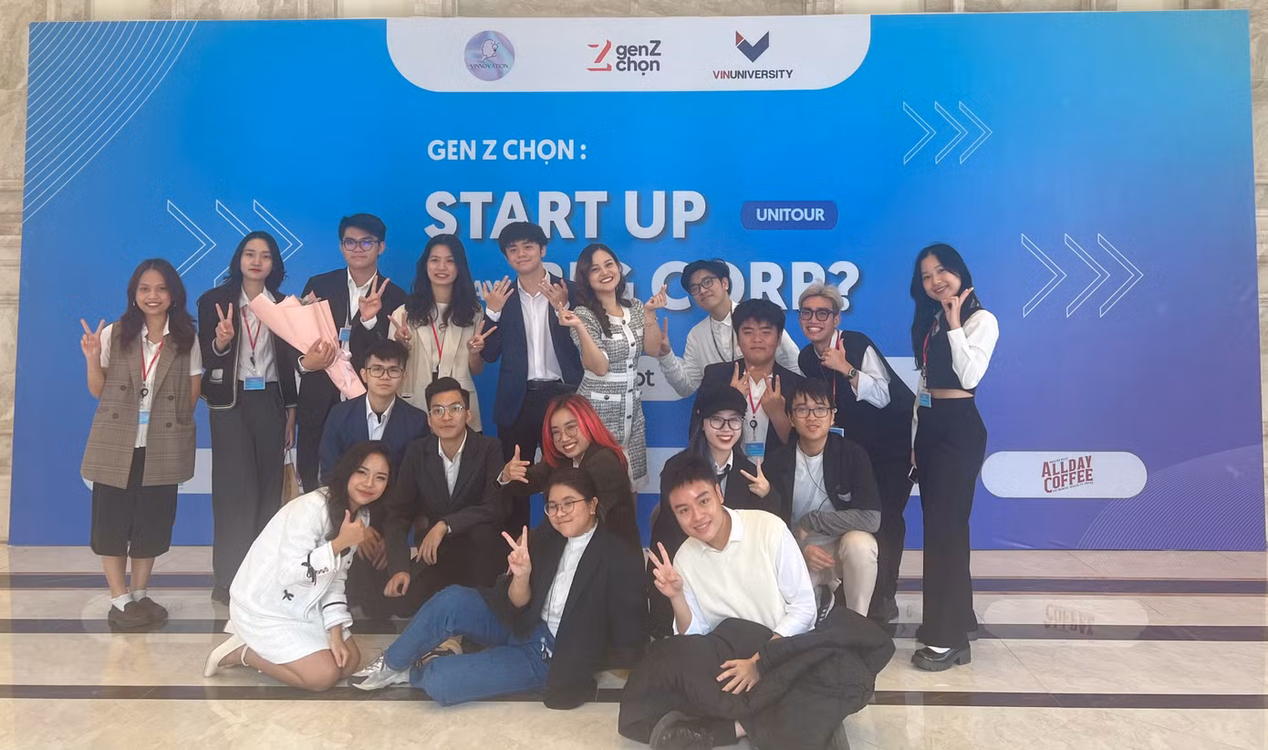 Phiên thảo luận “Gen Z chọn: Startup hay Bigcorp?” do câu lạc bộ khởi nghiệp Vinnovation mà Phương sáng lập được tổ chức tại Hội trường trường Đại học VinUni với sự tham gia của hơn 1000 bạn sinh viên. Phiên thảo luận “Gen Z chọn: Startup hay Bigcorp?” do câu lạc bộ khởi nghiệp Vinnovation mà Phương sáng lập được tổ chức tại Hội trường trường Đại học VinUni với sự tham gia của hơn 1000 bạn sinh viên.