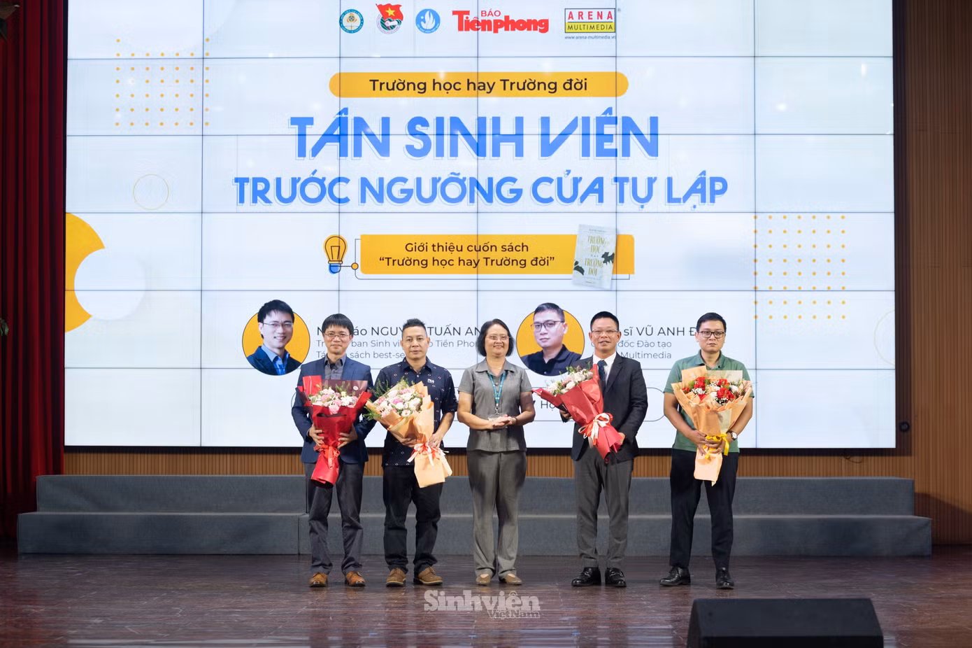 PGS. TS Trương Thị Thuỷ - Phó Bí thư Đảng uỷ, Phó Giám đốc Học viện Tài chính tặng hoa cảm ơn các đơn vị đồng tổ chức và các diễn giả.