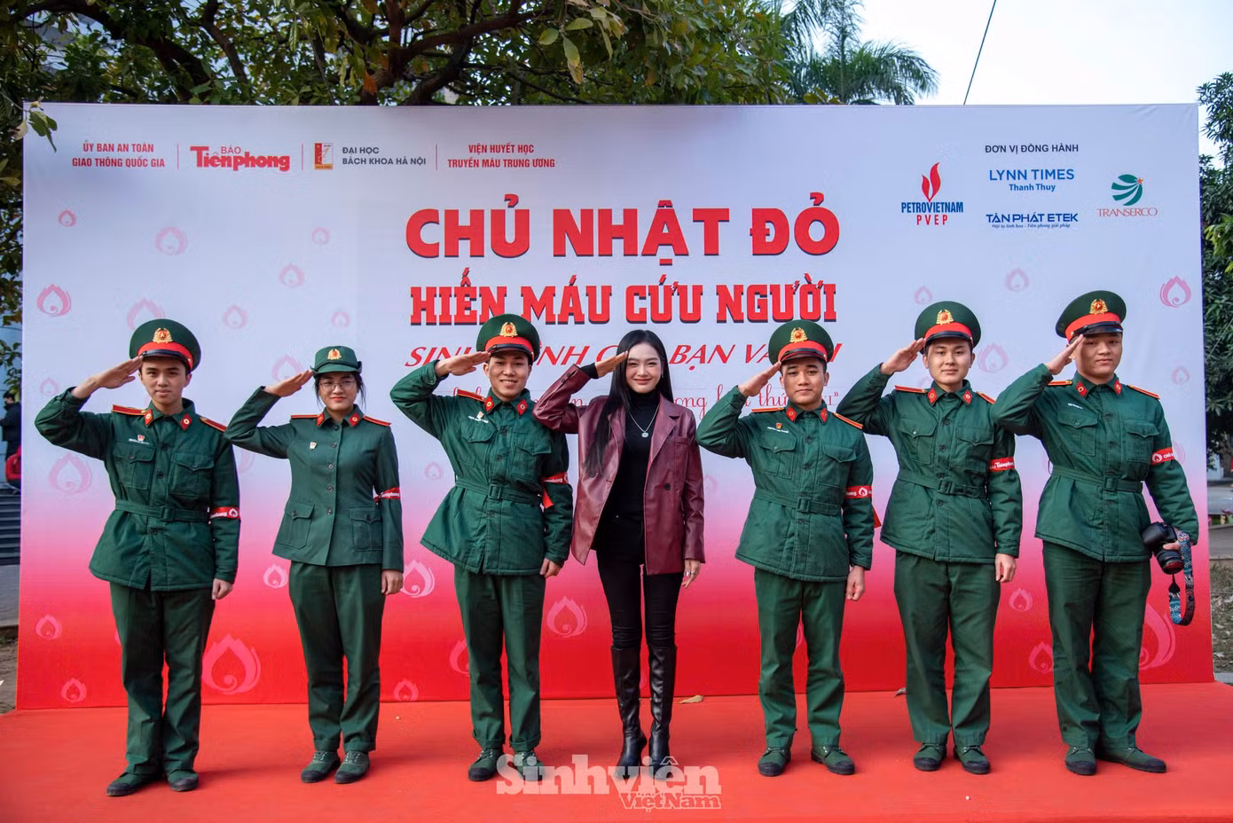 Cù Thị Trà giao lưu cùng các bạn sinh viên Học viện Quân y tại Chủ Nhật Đỏ lần thứ 17.