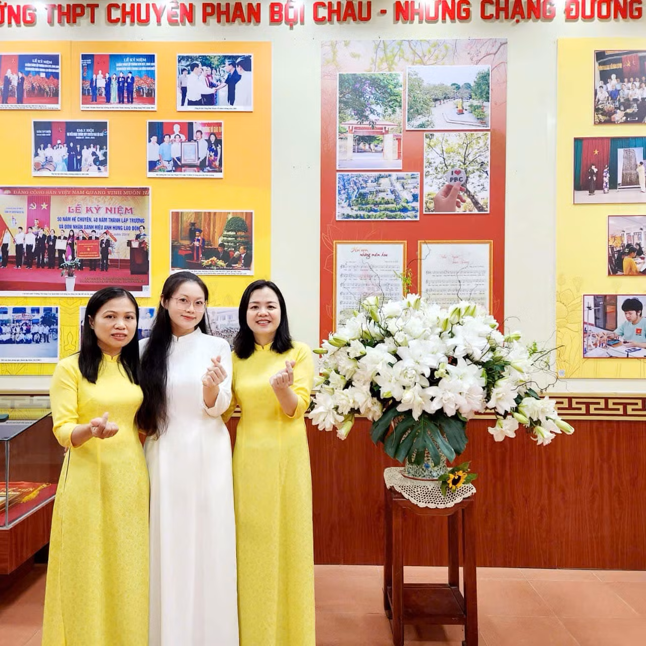 Trang Nhung và cô Lê Phương (bên phải), cô Hằng Nga (bên trái) – những giáo viên tâm huyết trong từng bài giảng, luôn tiếp thêm động lực giúp cô bạn lan tỏa tình yêu lịch sử và cống hiến cho quê hương.