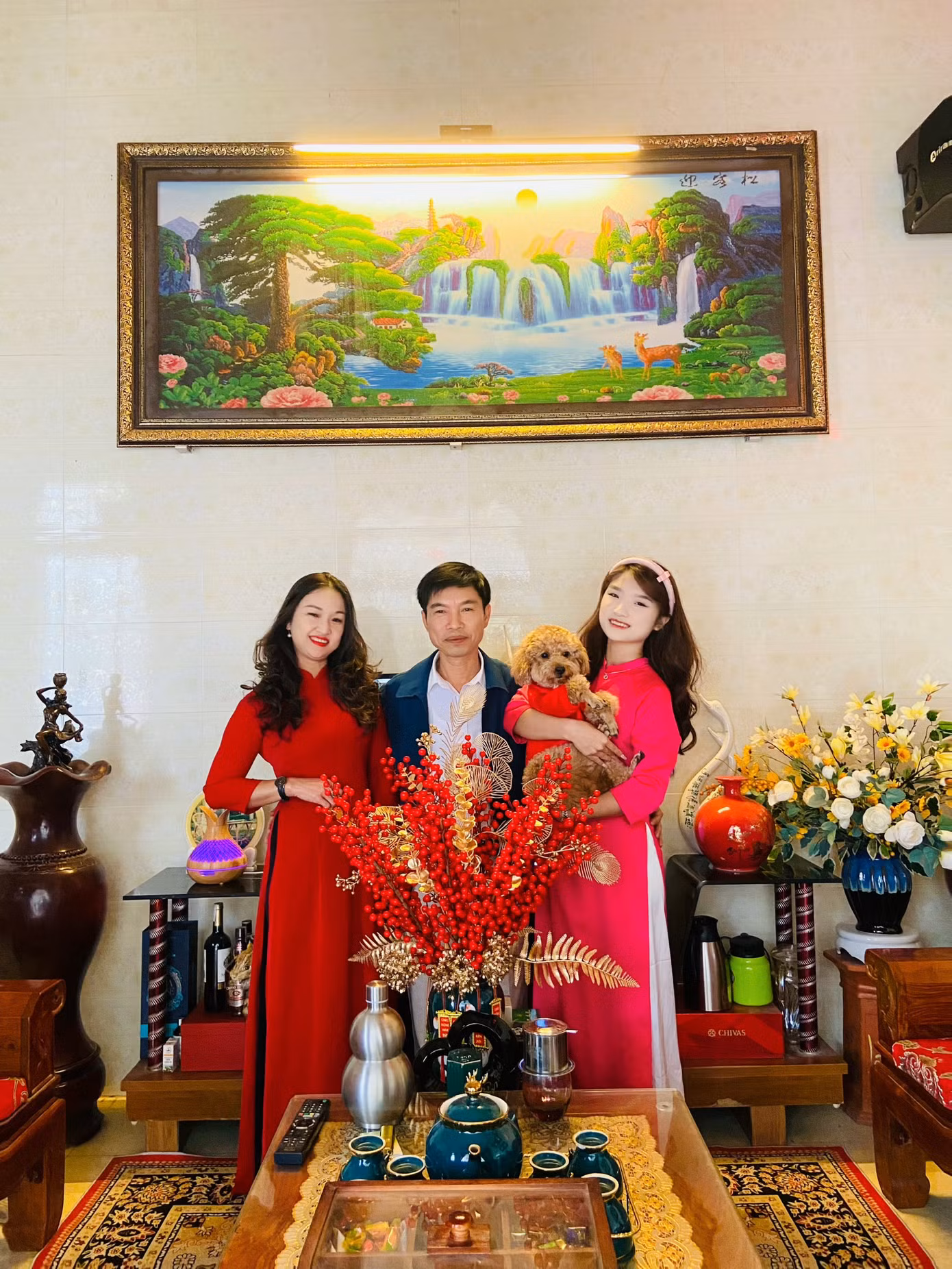 Khánh Linh chụp ảnh cùng gia đình.