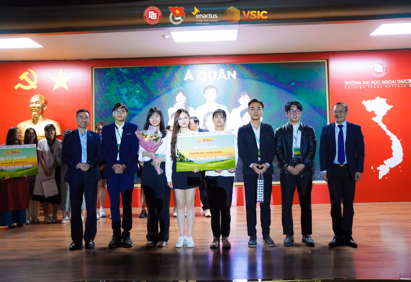 Thùy Trang cùng nhóm sinh viên giành Á quân toàn quốc cuộc thi VSIC 2023.