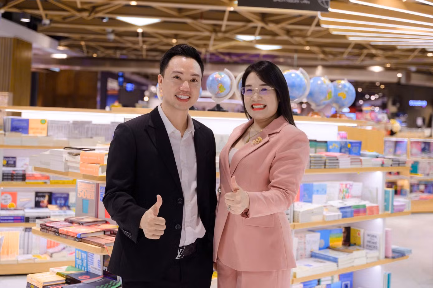 Tác giả, doanh nhân Nguyễn Minh Thuần – Chủ tịch Thuần Hoa Group và tác giả, doanh nhân Nguyễn Mến - Chủ tịch GBM Group tại Nhà sách Phương Nam (Lotte Center Hà Nội).