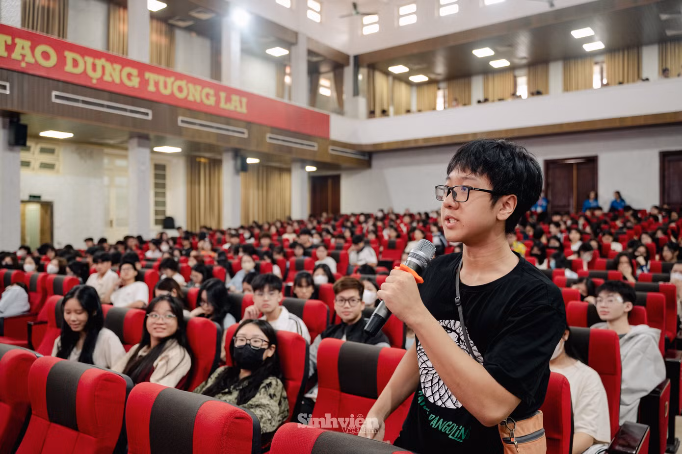 Tân sinh viên hào hứng chia sẻ, đặt câu hỏi cho các diễn giả.