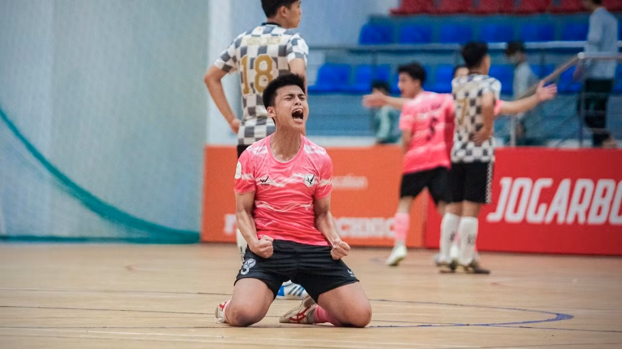 Huy khi là thành viên của CLB Bóng đá nam của trường - FC USSH.