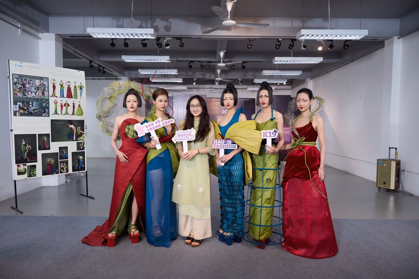 Hoàng Yến cùng BST của mình trong lễ bảo vệ đồ án tốt nghiệp. Hoàng Yến cùng BST của mình trong lễ bảo vệ đồ án tốt nghiệp.