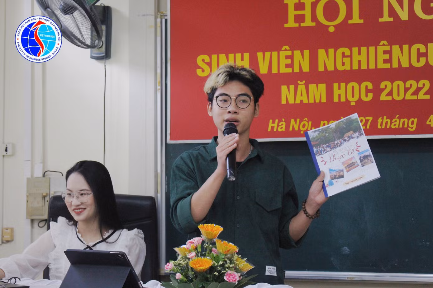 Nam sinh viên tham gia thi nghiên cứu khoa học tại khoa Việt Nam học vào tháng 4/2023.