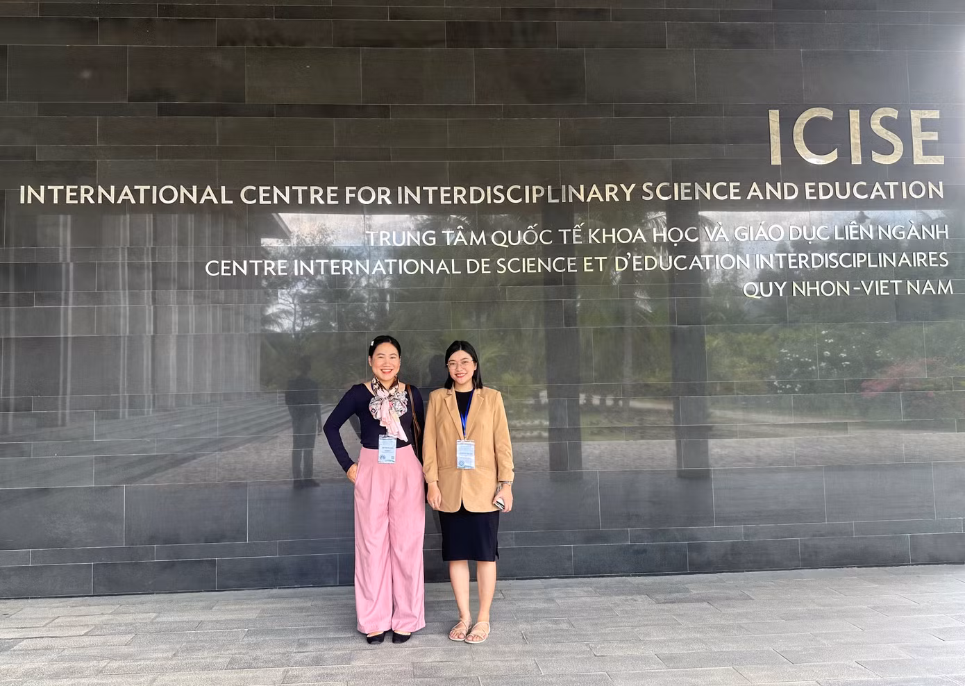 Trà My và TS. Hà Thị Thanh Hương tại Hội nghị Nano Life Science: Nano Biotechnology, Biosensor, Computation (NanoBioCoM2023).
