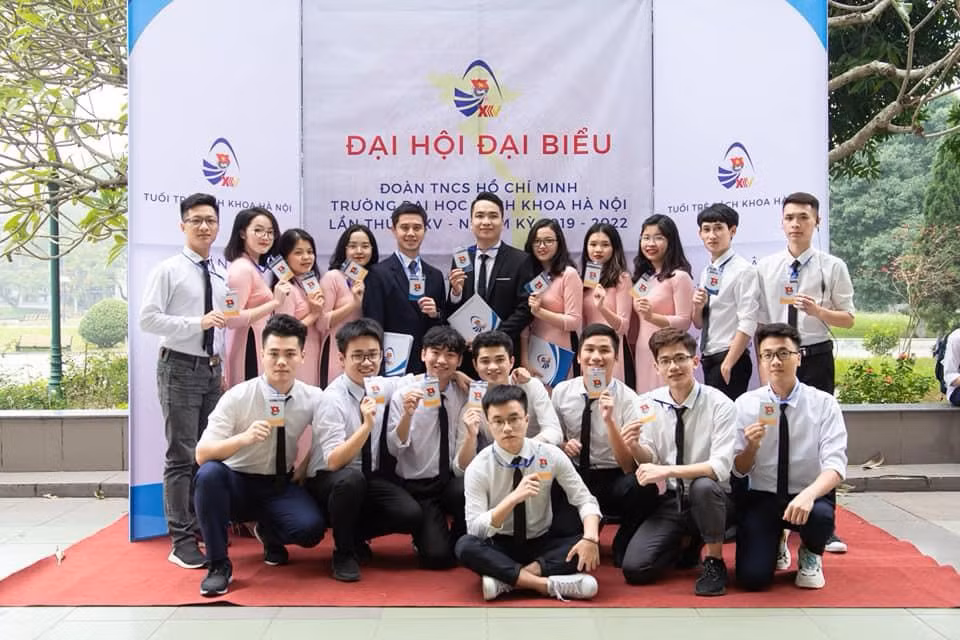 Quỳnh tích cực tham gia công tác Đoàn - Hội. Quỳnh tích cực tham gia công tác Đoàn - Hội.