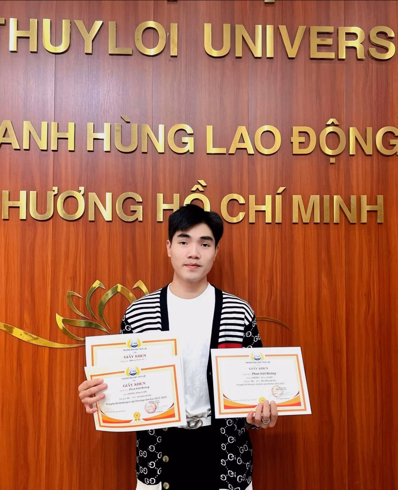 Việt Hoàng nhận giấy khen Olympic cấp trường năm học 2022-2023.