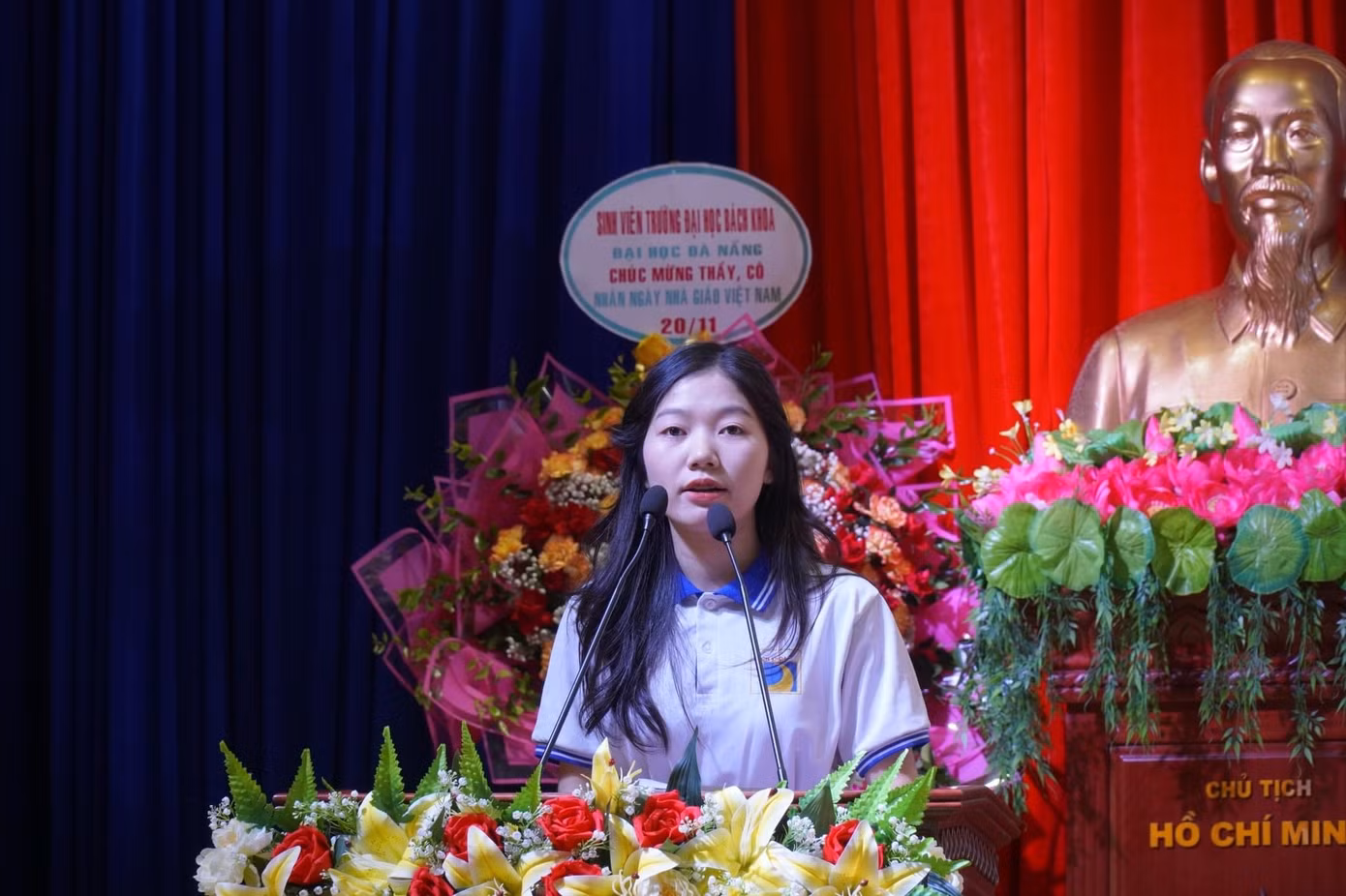 Thùy Dương đại diện sinh viên phát biểu tại Lễ kỷ niệm Ngày Nhà giáo Việt Nam 20-11.