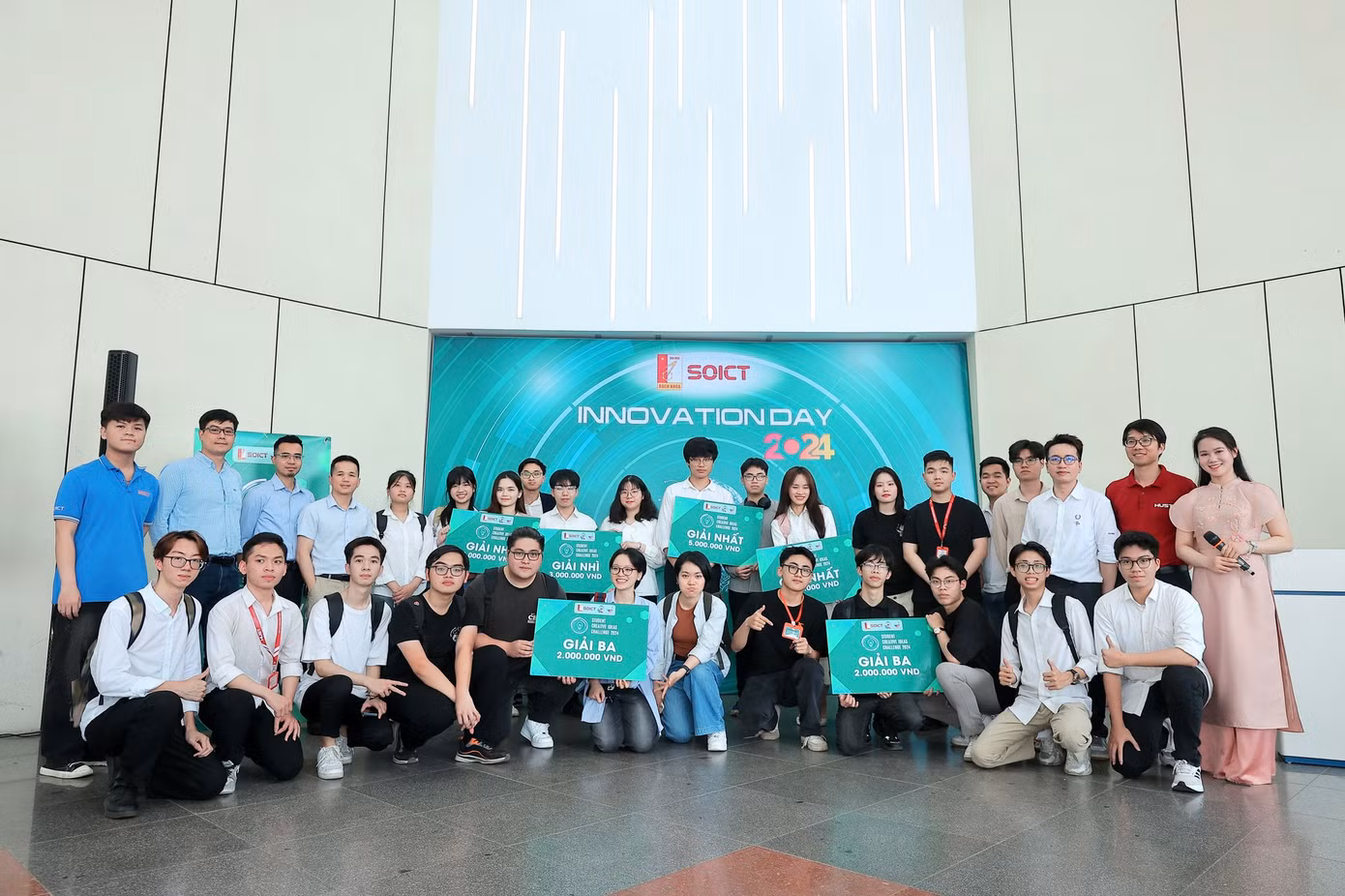 Nhóm của Thuỳ Trang đoạt giải Nhì cuộc thi SCIC 2024 tại Đại Bách khoa Hà Nội.