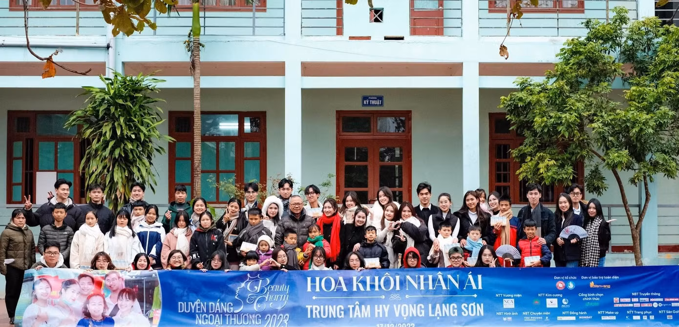 Diệu Anh tham gia hoạt động thiện nguyện cùng các thí sinh khác trong quá trình diễn ra cuộc thi.