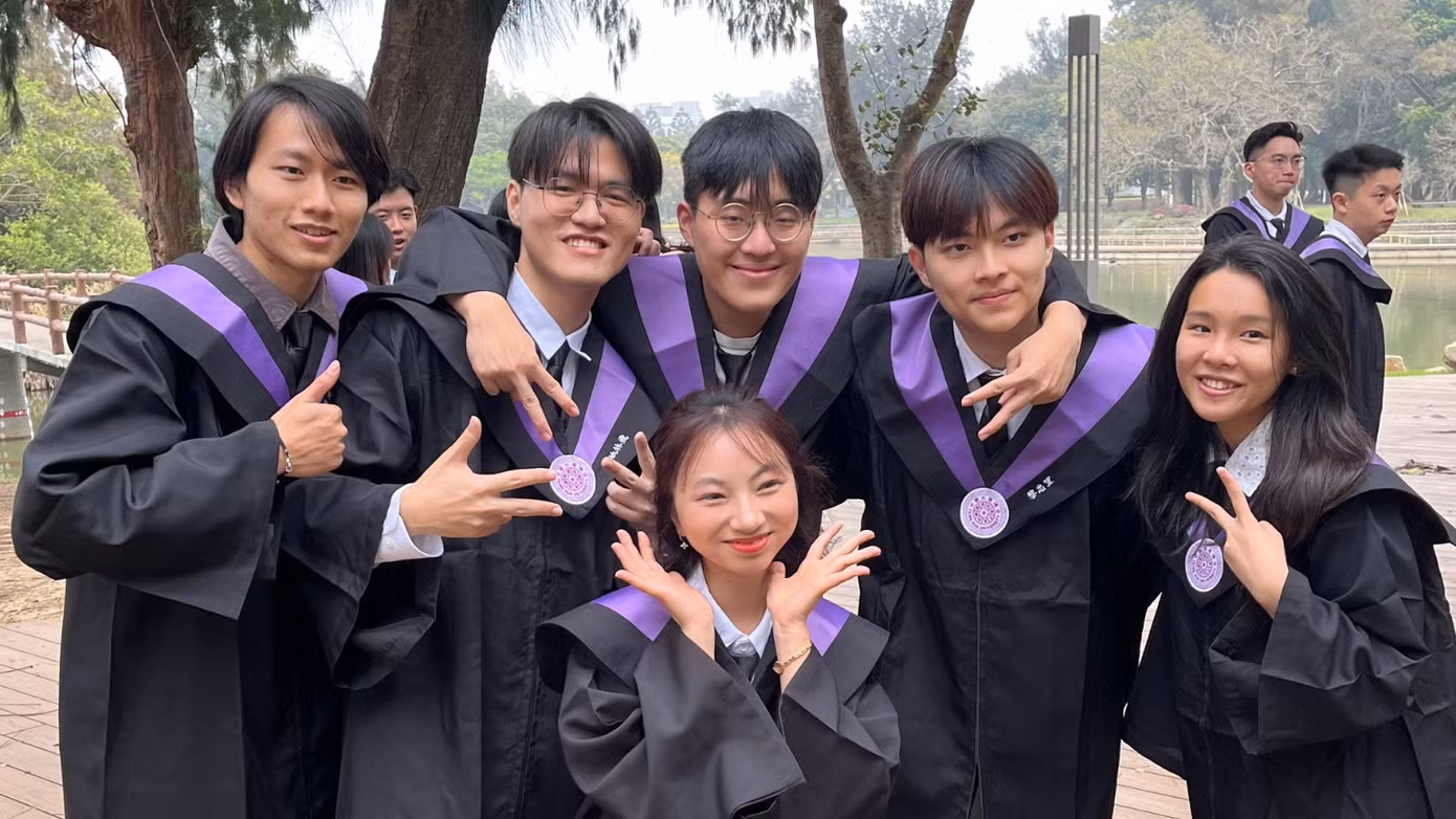 Ngọc Hoa và bạn bè tại trường Thanh Hoa.