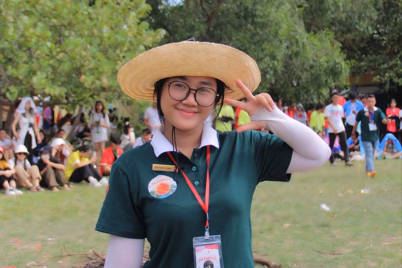 Huyền trong nhiệm vụ của ban tổ chức Trại hè 2023 tại trường. Huyền trong nhiệm vụ của ban tổ chức Trại hè 2023 tại trường.