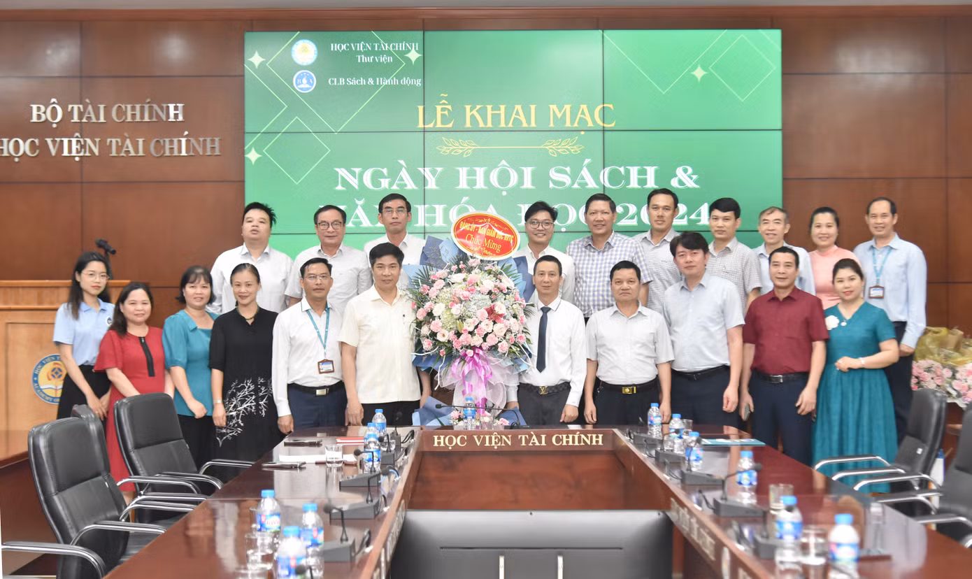 PGS. TS Nguyễn Đào Tùng - Chủ tịch Hội đồng trường; TS. Nguyễn Văn Bình - Phó Giám đốc học viện PGS.TS Nguyễn Mạnh Thiều - Phó Giám đốc học viện, Chủ tịch Công đoàn trường; cùng các thầy/cô đại diện lãnh đạo các đơn vị trong nhà trường lên tặng hoa chúc mừng.