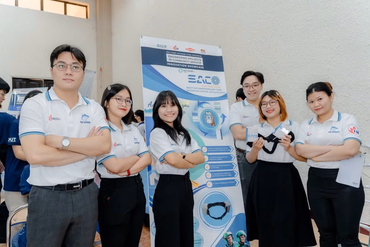 Thu Thảo cùng các thành viên tại chung kết cuộc thi Dự án Kỹ thuật phục vụ cộng đồng (EPICS). Thu Thảo cùng các thành viên tại chung kết cuộc thi Dự án Kỹ thuật phục vụ cộng đồng (EPICS).