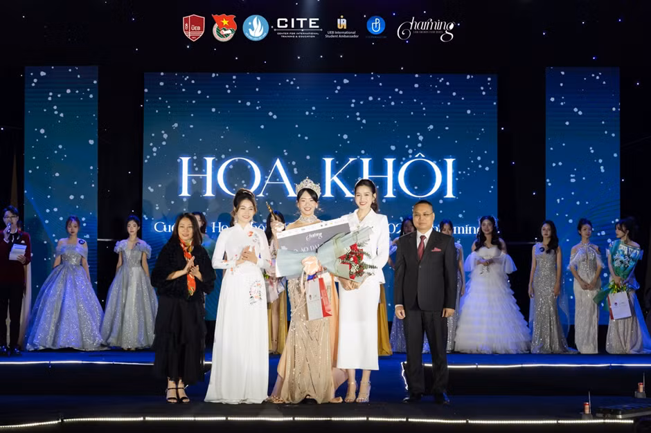 Sinh viên Trường Đại học Kinh tế - ĐHQGHN tham gia cuộc thi UEB Frosty Fest 2023: Charming. Sinh viên Trường Đại học Kinh tế - ĐHQGHN tham gia cuộc thi UEB Frosty Fest 2023: Charming.