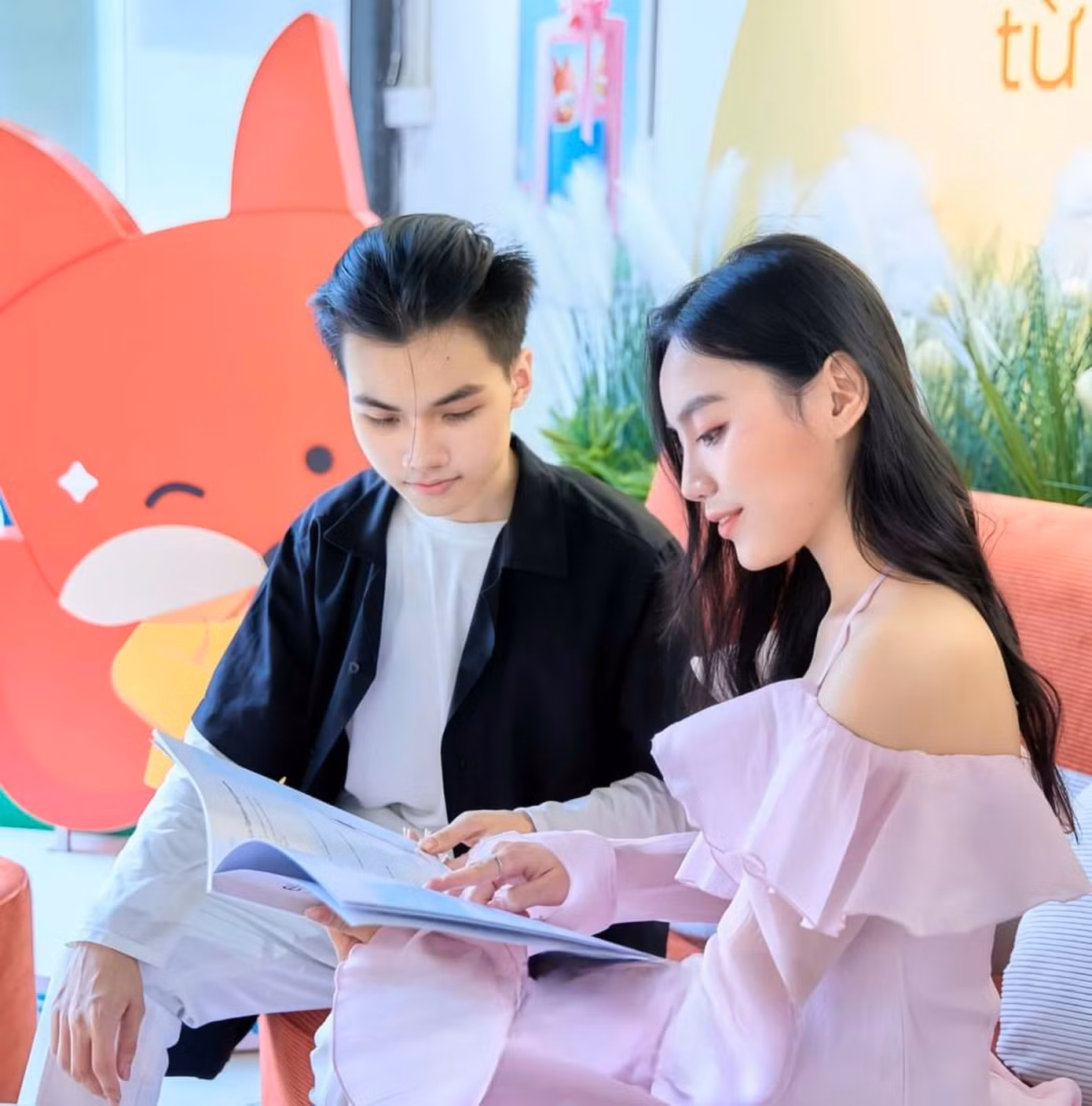 Nam Khánh cùng bạn dẫn Diễm Quỳnh trải nghiệm dịch vụ Face Wash Fox trong vòng Bán kết Cuộc thi HI MC.