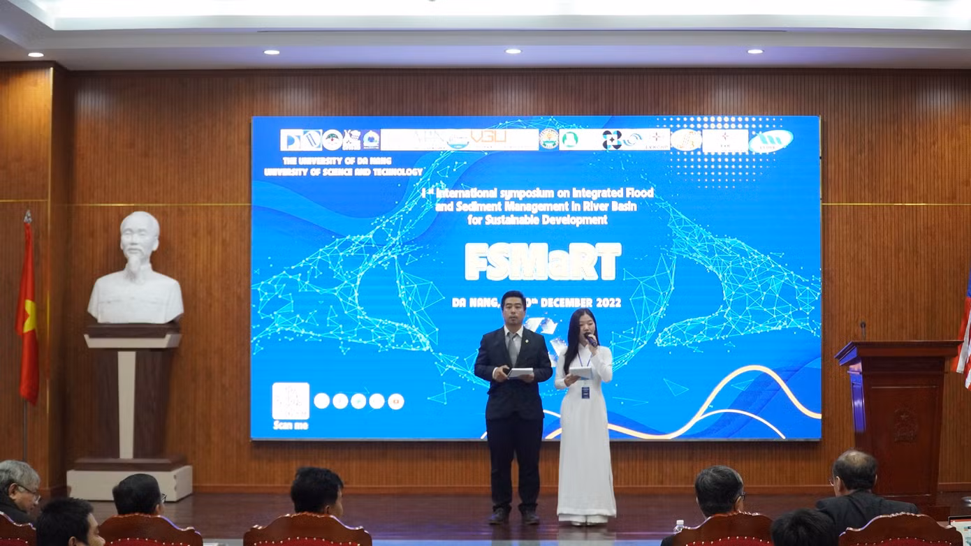 Thùy Dương với vai trò MC tại hội thảo quốc tế được tổ chức tại trường Đại học Bách khoa - Đại học Đà Nẵng.