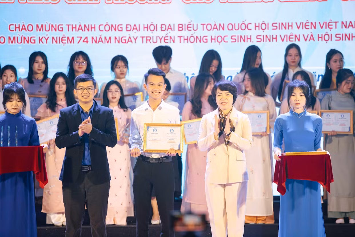Thành Lộc vinh dự nhận giải thưởng Sao Tháng Giêng.