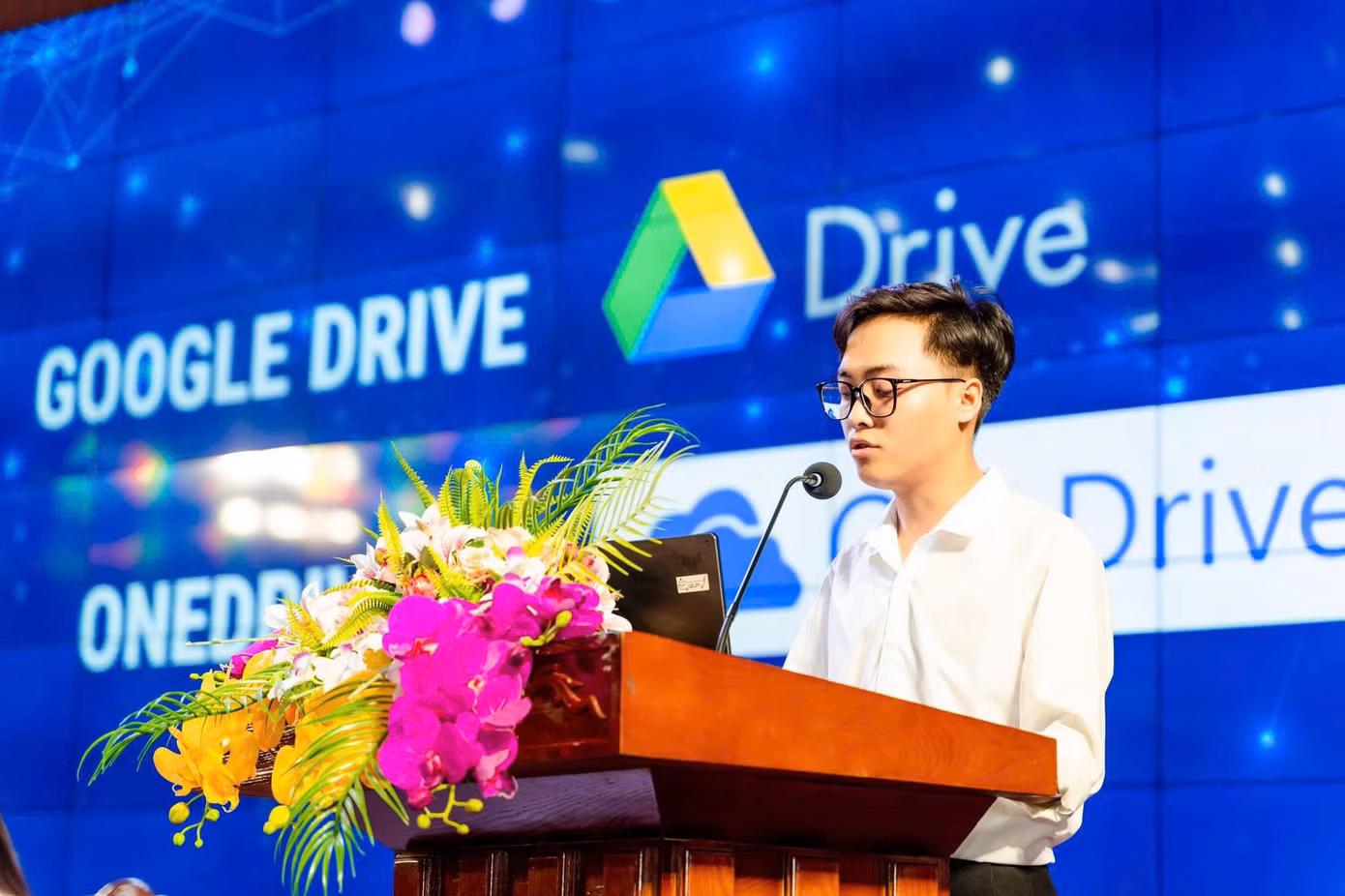 Tuấn Dũng tham luận tại Hội thảo khoa học sinh viên của khoa Tài chính doanh nghiệp với chủ đề "Chuyển đổi số trong lĩnh vực tài chính".