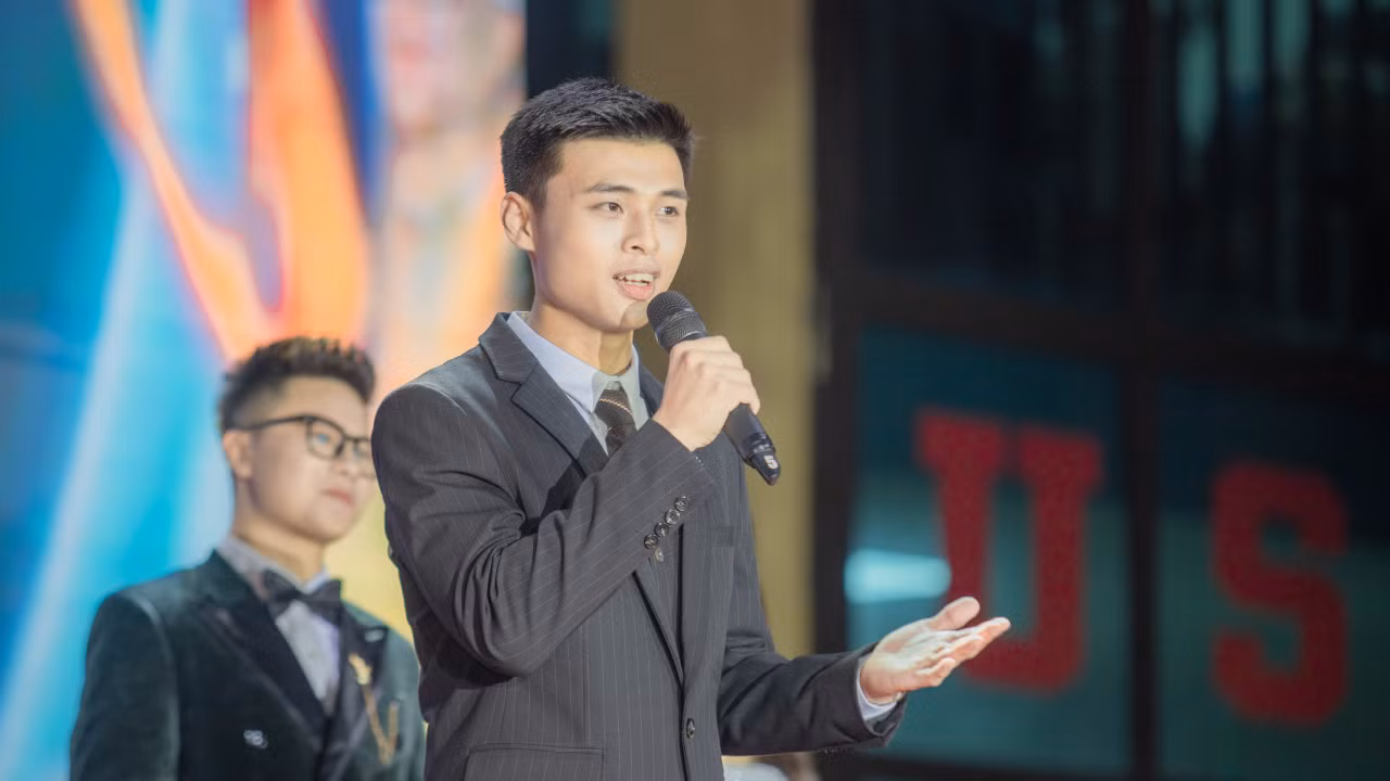 Tuấn Huy trả lời câu hỏi ứng xử trong đêm chung kết.