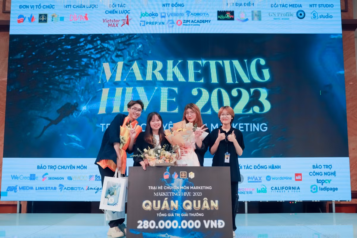 Kinh nghiệm tham gia cuộc thi về Marketing trước đó đã giúp An Na (thứ 3 từ phải qua) tự tin vượt qua vòng phỏng vấn.
