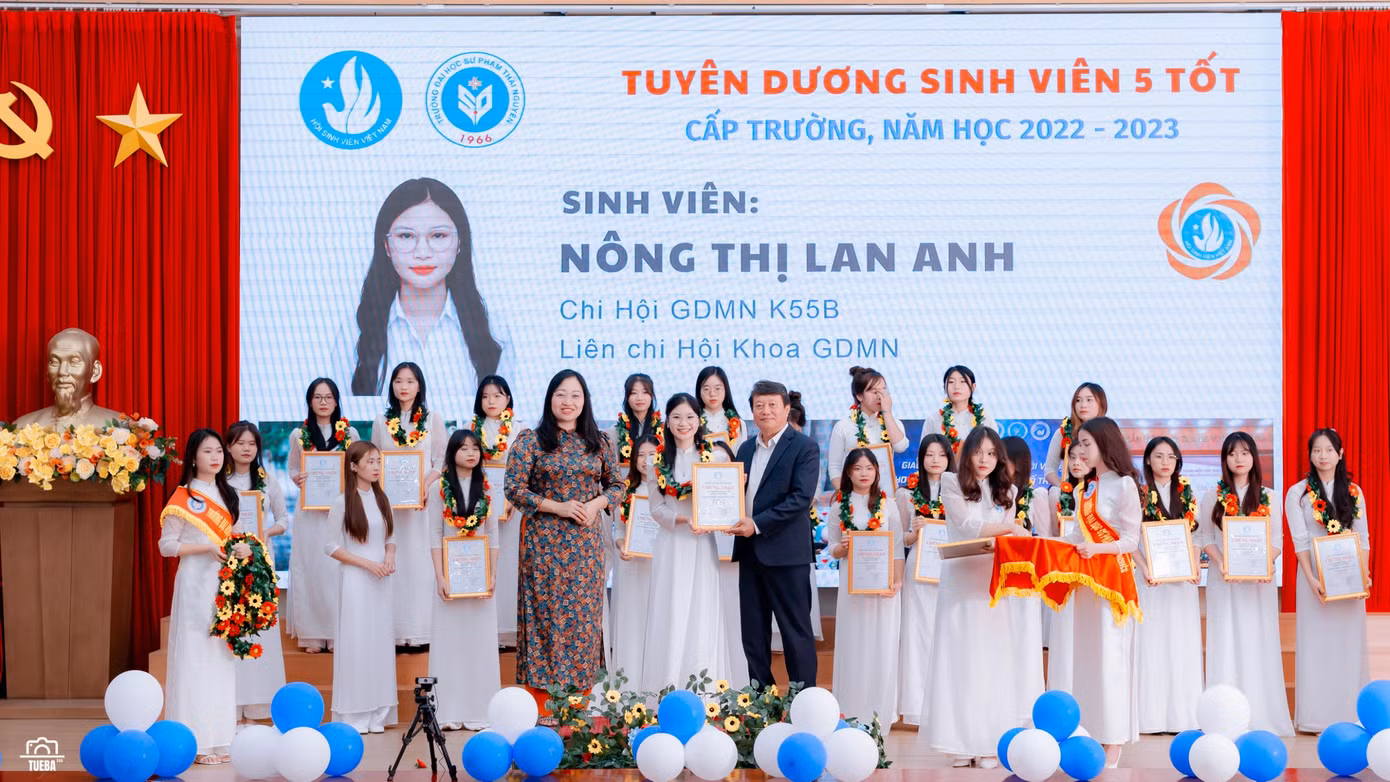 Lan Anh nhận tuyên dương Sinh viên 5 Tốt cấp Trường Đại học Sư phạm Thái Nguyên.